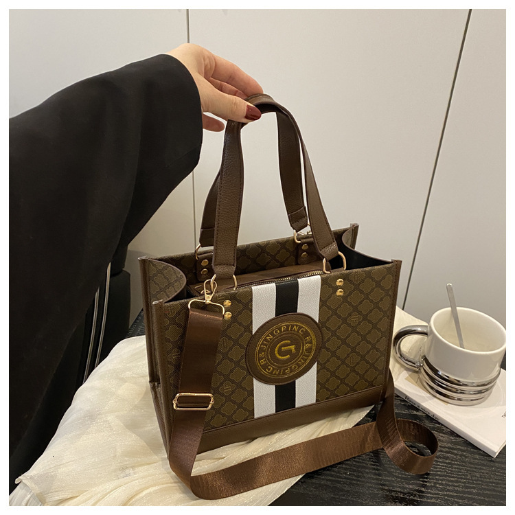 Luxury Brand Designer Bag New Style Patchwork Color 2025 Gold Stamping Fashion Simple Elegant Large Capacity Commuter Handbag Shoulder Crossbody Under