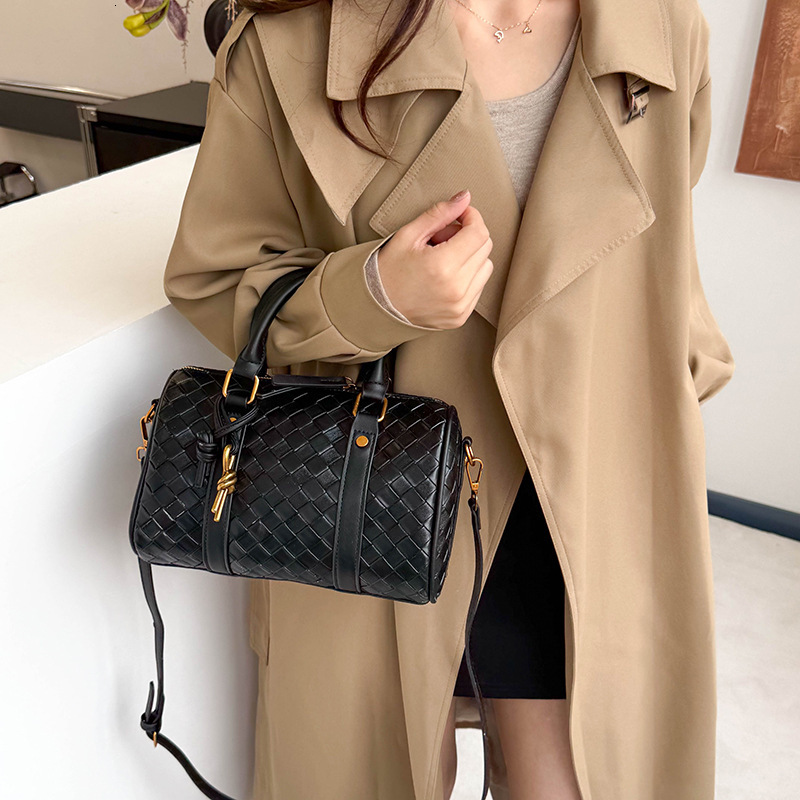 Luxury Brand Designer Bag Boston Handbag Shoulder Bag Niche Design Crossbody Bag Stylish Versatile Woven Handbag