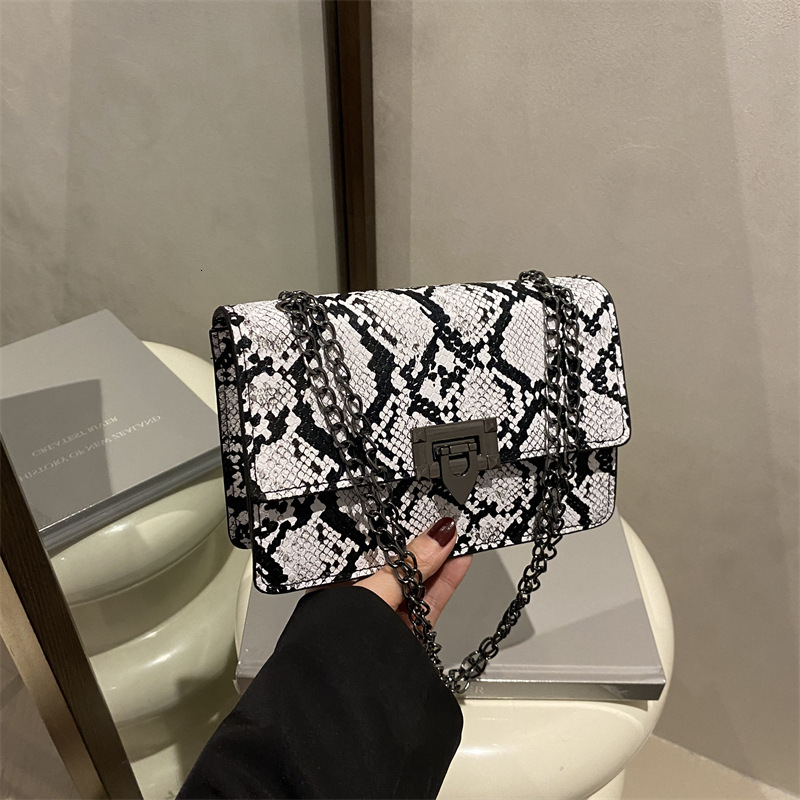 Luxury Brand Designer Bag Snake Pattern Lock Buckle Shoulder Bag 2025 New Style Personality Ins Casual Handbag For Women Fashion Crossbody Bag
