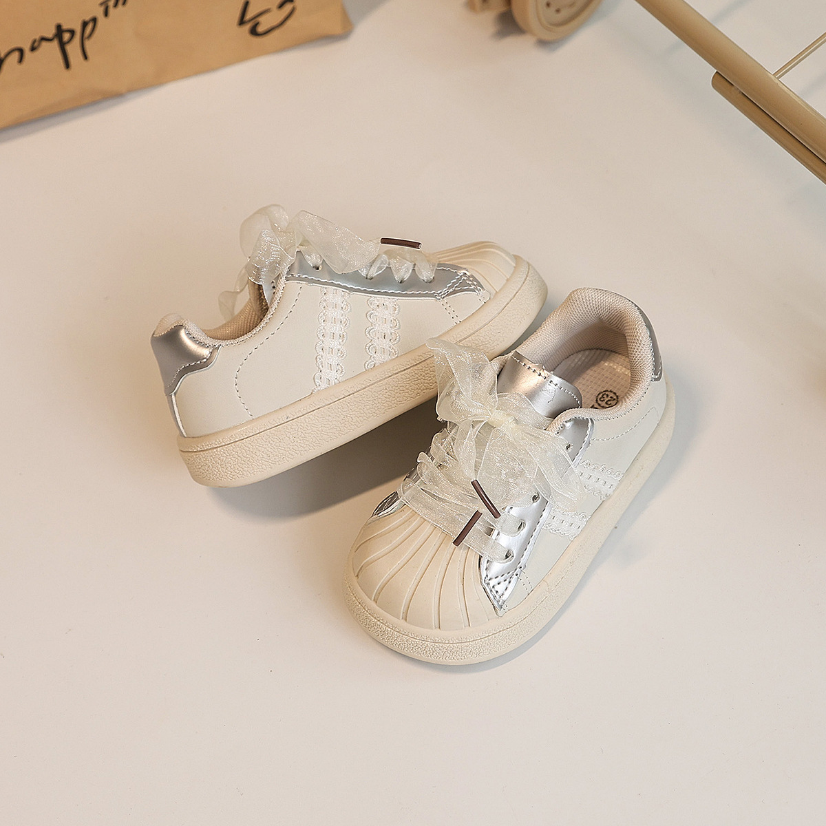 New Korean style children's shoes for boys and girls, simple casual sports shoes, shell shoes, solid color sports shoes, designer shoes