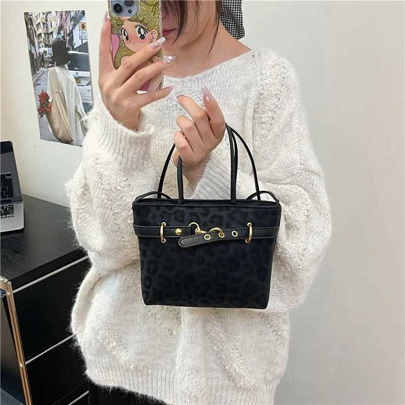 Shoulder Bag Zipper Opening Design Fashionable Versatile Commuter Messenger Bag Z251018