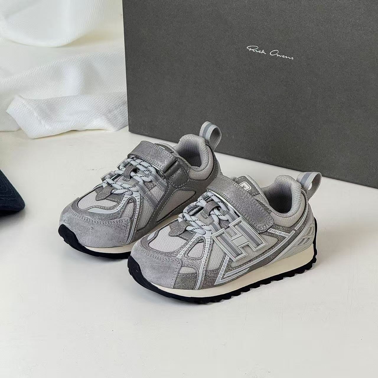 New designer children's sports shoes for boys and girls, soft soled leather Forrest Gump shoes, fashionable and casual parent-child shoes