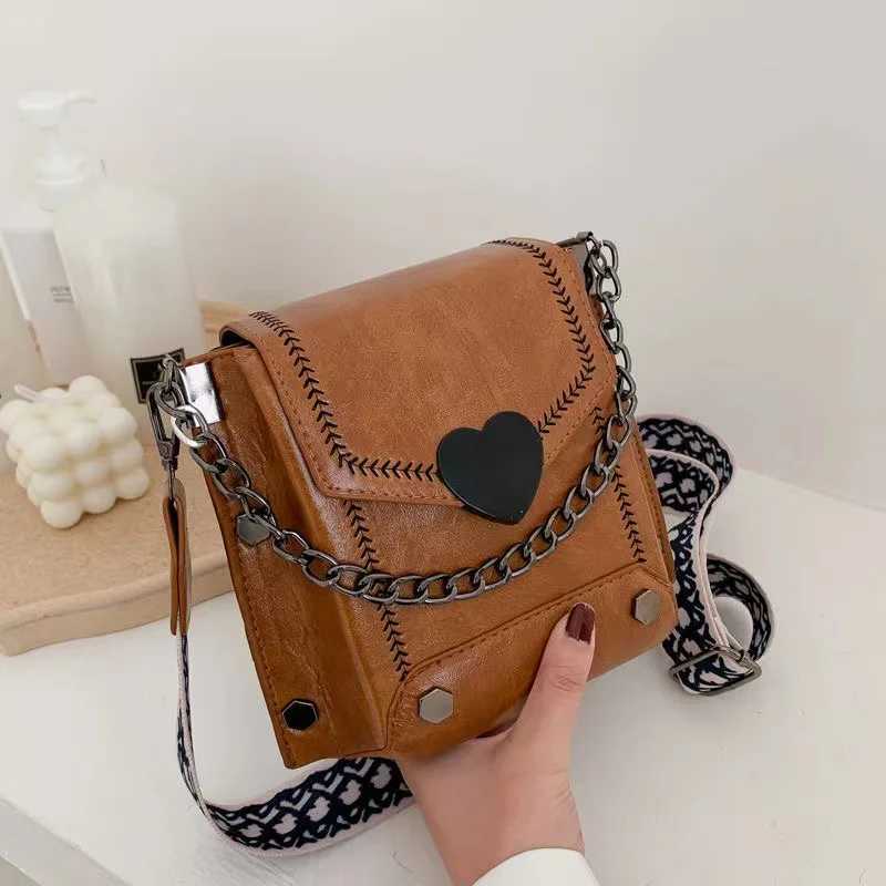 Studded Shoulder Bag for Women Crossbody Messenger Bag Girls Retro HeartShaped Lock Mobile Phone Korean Style New Z251018