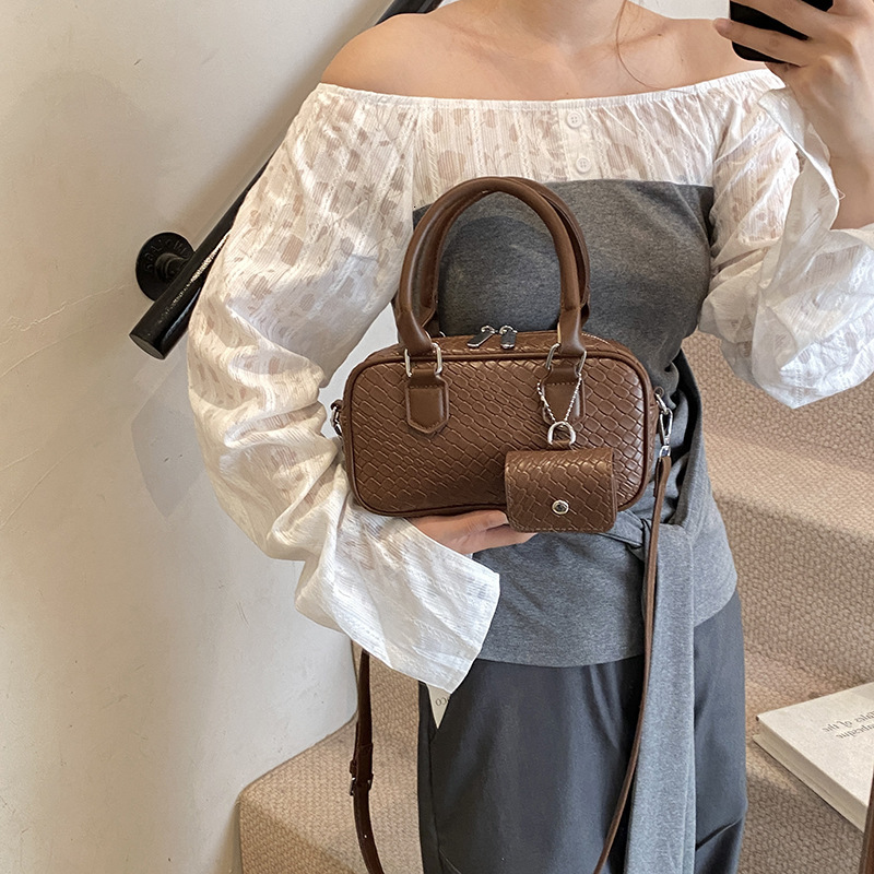 Luxury Brand Designer Bag Woven Pattern Bag For Women, Autumn And Winter 2025 New Niche Design Crossbody Bag, High-End Fashionable Handheld Pillow Bag
