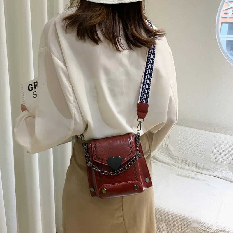 Womens Retro Shoulder Bag Fashion HeartShaped Hasp Crossbody Bags Chain Buckle Double Layer Small Square Messenger Bag Bolsos Z251018
