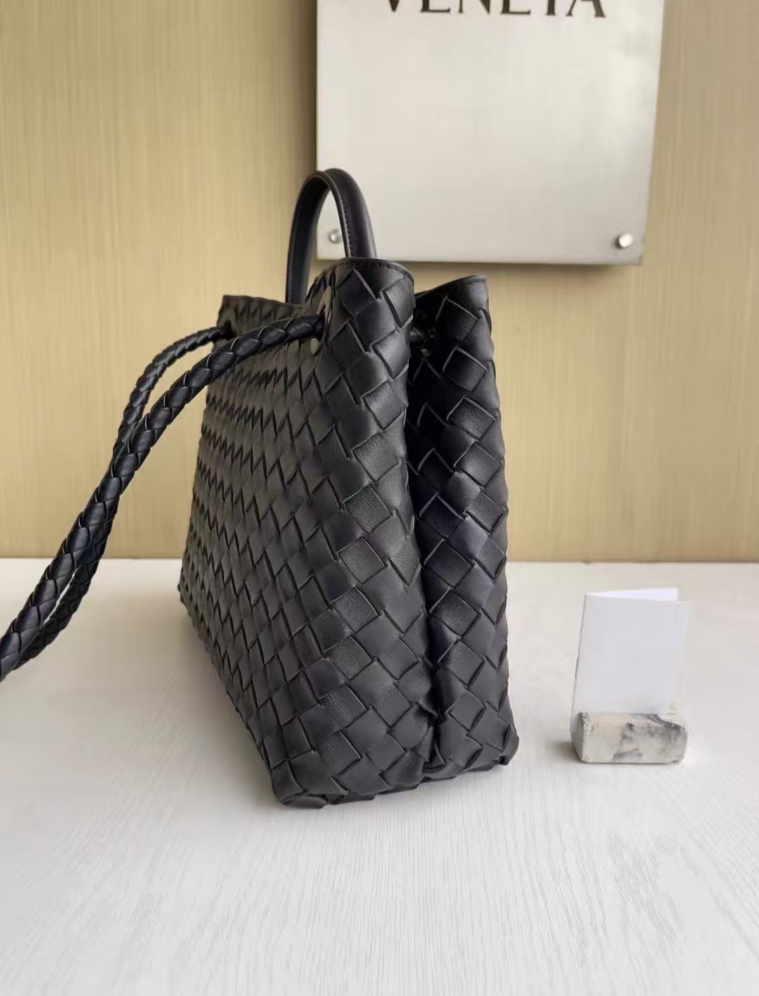 Chic Compact Shoulder Knitted Leather Purse Versatile Fashion Accessory Made from Superior Lambskin