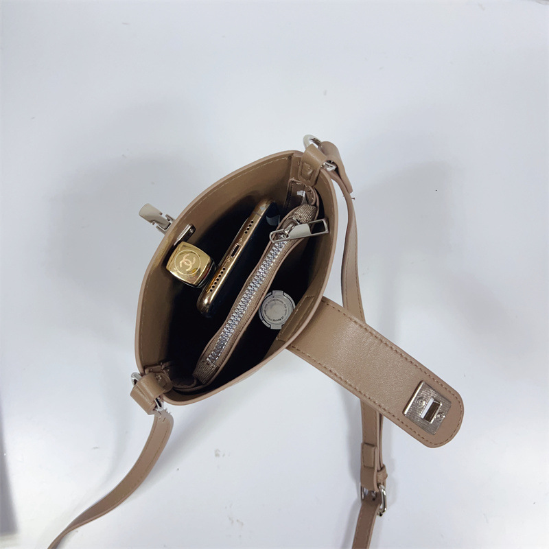 Luxury Brand Designer Bag Fashion Trend Crossbody Bucket Bag New Versatile Single Shoulder Women's Small Bag Korean Version Lightweight Soft Leat
