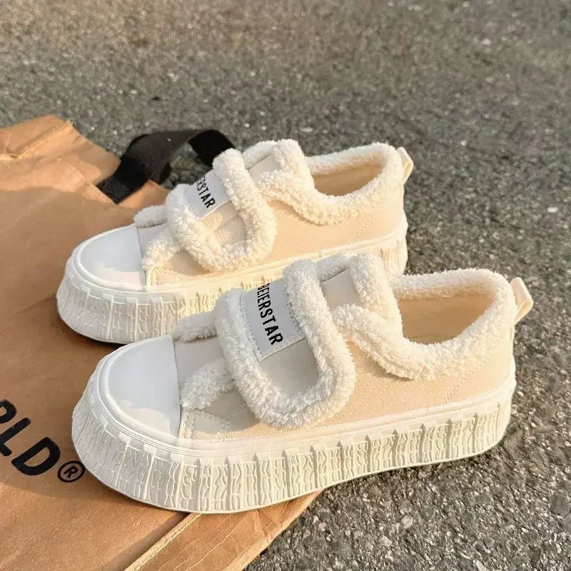 Winter Women Breathable Warm Sneakers White Wool Shoes Thick Heel Plaid Sneakers Casual Running Platform Lolita Shell Shoes 251013