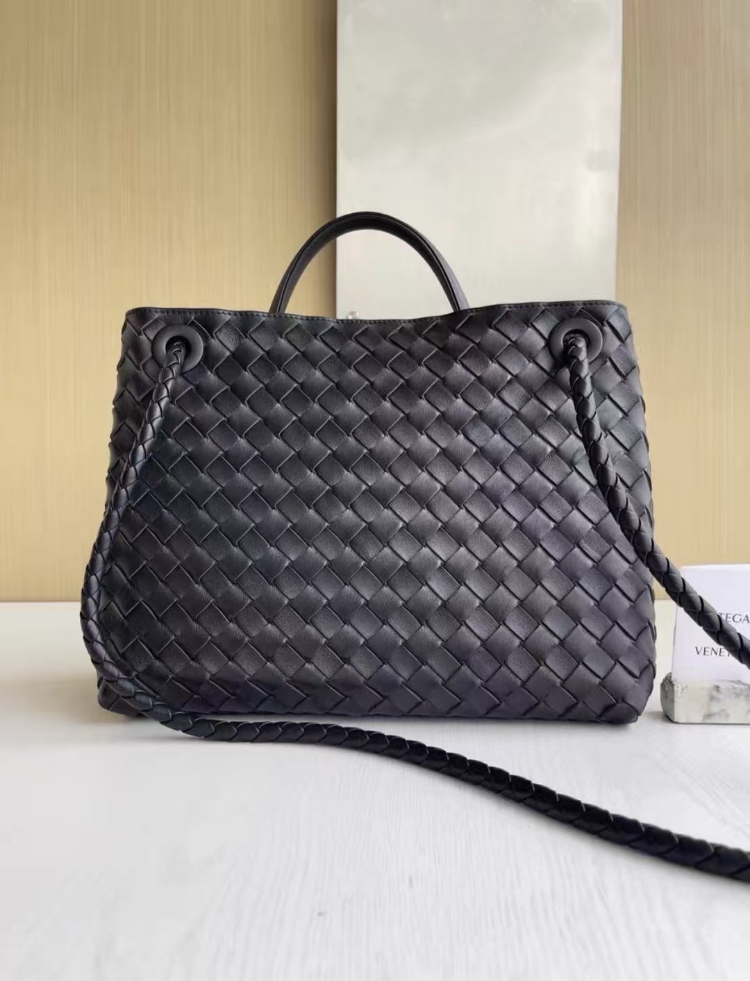 Chic Compact Shoulder Knitted Leather Purse Versatile Fashion Accessory Made from Superior Lambskin