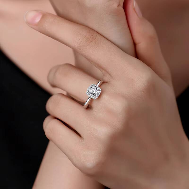 S925 Sterling Silver 1ct Moissanite Engagement Proposal Female Diamond Ring Fourclaw Sugar Cube Ring Wholesale