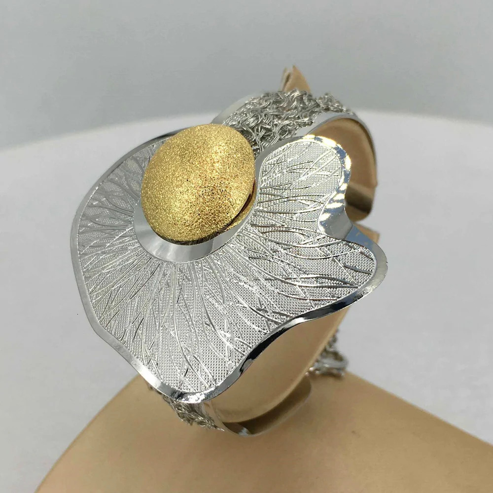 Fashion Dubai GoldPlated Jewelry Set Simple Style African Necklace All Copper Material Hollow Surround Jewelry FHK15529 251016