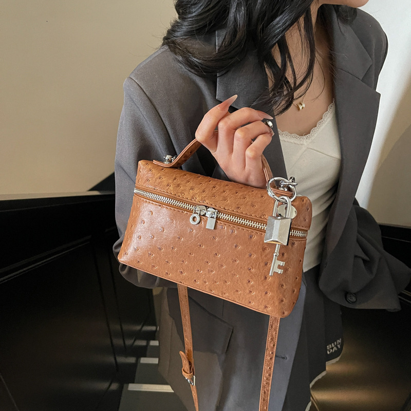 Luxury Brand Designer Bag Casual Lunch Box Bag For Women 2025 Summer High-End Handheld Makeup Bag Simple Luxury Crossbody Shoulder Bag For Women