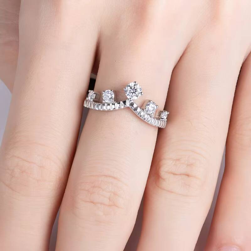 Luxury Fashion 925 Sterling Silver Wedding Ring Customized Trend Crown Shaped Moissanite Ring for Women