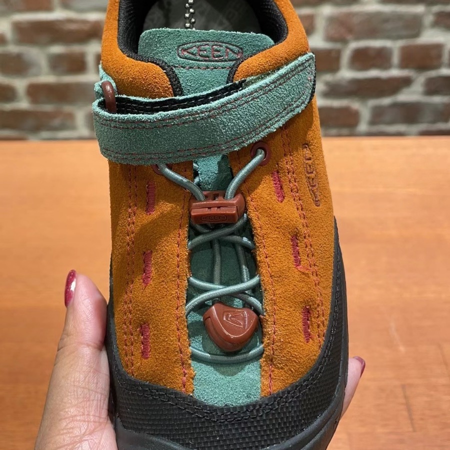 New designer children's shoes for boys and girls, outdoor waterproof and anti slip hiking shoes, fashionable and popular soft soled running shoes