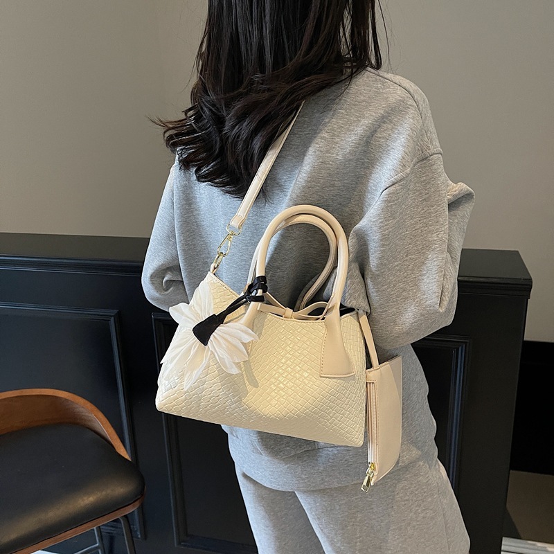 Luxury Brand Designer Bag Flower Pendant Shoulder Bag For Women 2025 Summer New Sheepskin Woven Basket Bag Fashion Versatile Trendy Tote Bag