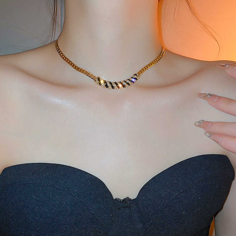 Metal Heavy Industry Design Necklace Classic Striped Collarbone Chain Choker Trendy Inlaid Dia Luxurious Jewelry for Women