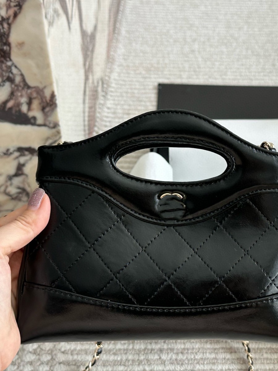 Elegant Mirror Finish Calveskin Leather Crossbody Pouch Featuring a Stylish Chain Strap