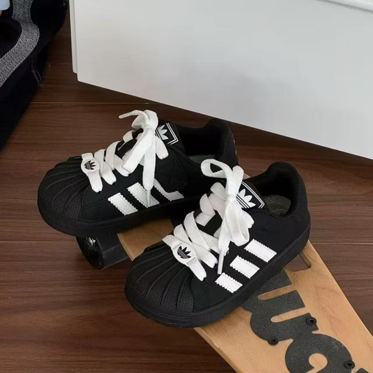 New designer children's shoes, fashionable round toe sports shoes for boys and girls, outdoor soft soled trendy running shoes