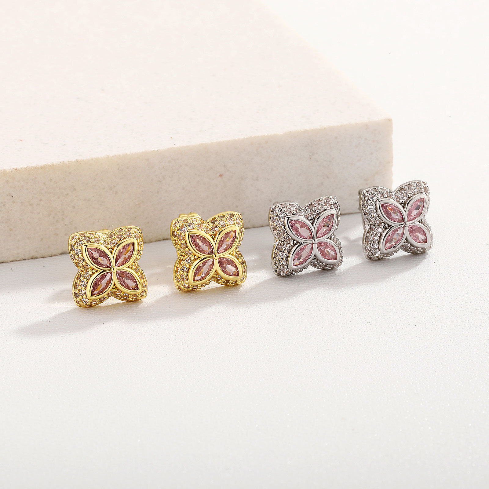 Luxury Brand Designer Jewelry Four-Leaf Clover Full Dia Pave Earrings Simple Ear Jewelry High-End Sense Personality Fashion Ear Accessories