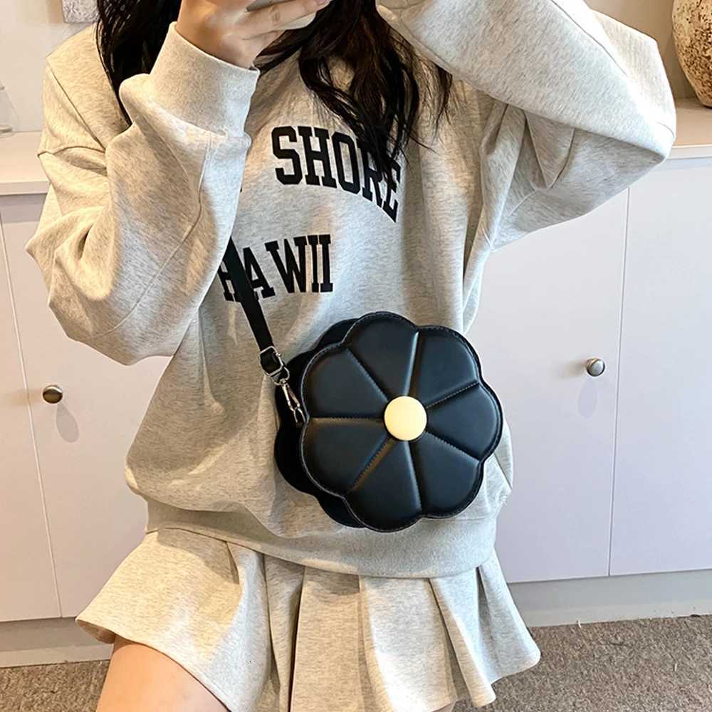 Fresh and Sweet Bag Womens New Flower Small Round Bag Popular Cute Trendy Single Shoulder Crossbody Bag Z251018