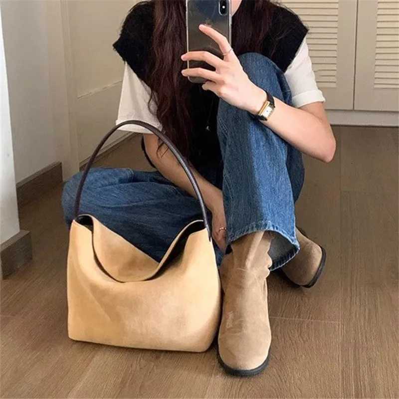 Retro Velvet Womens Bag Splicing Handbag Versatile Single Shoulder Armpit Bag with Magnetic Buckle Fashionable Matte Tote BagT251020