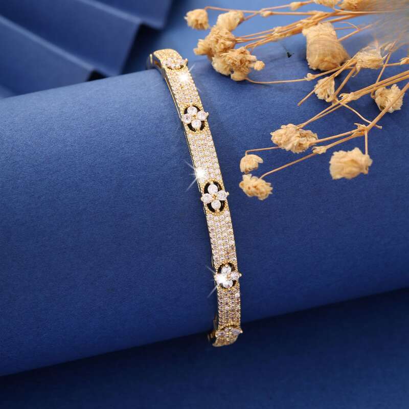 Bracelet Designer Luxury Bangle jewelry for Women men four-leaf clover nail Sparkling Zircon inlay Copper plated with 18K gold silver Fashion Unique F