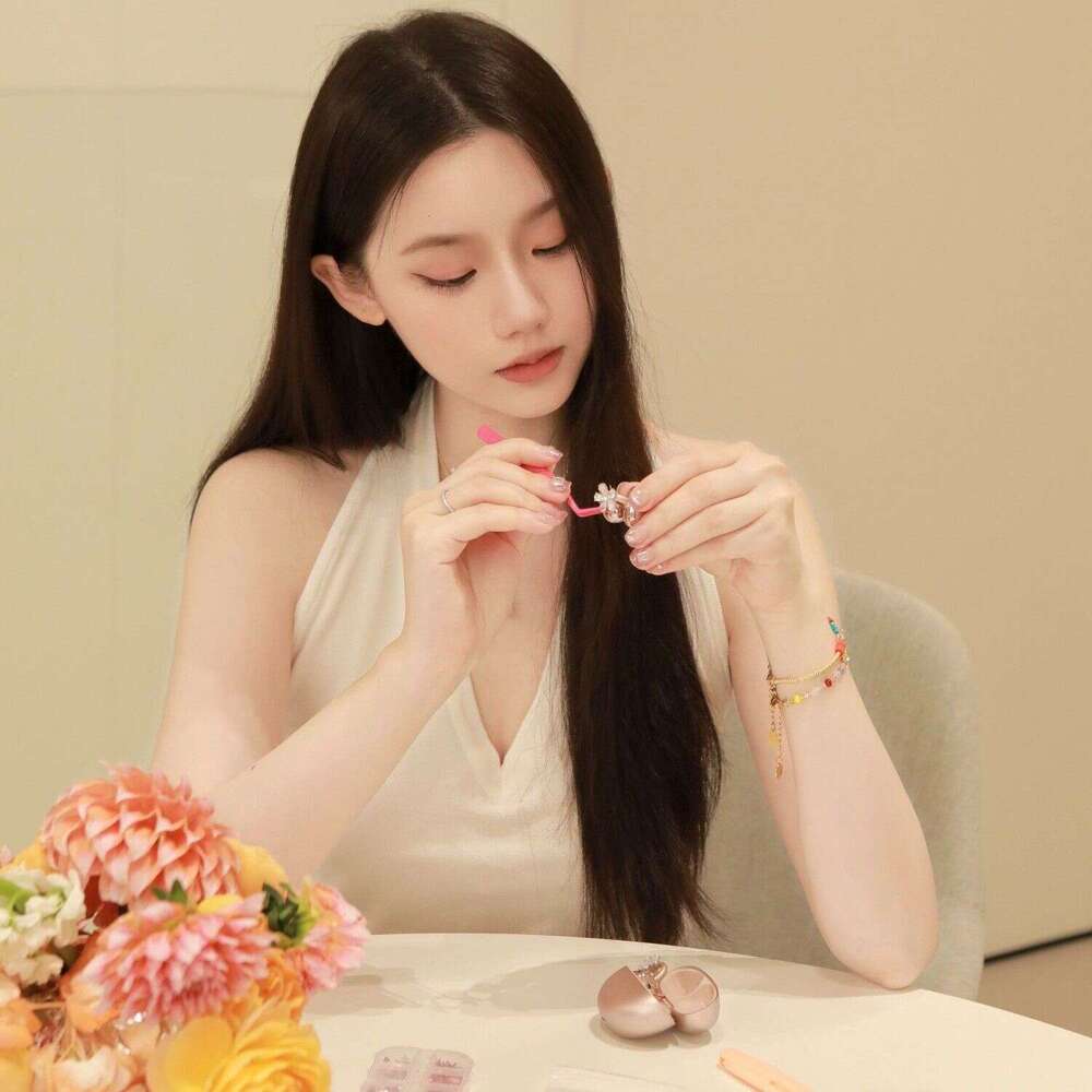DHCollections--Full Dia Petal Clip for Women, Light Style, Niche Design Earphone Clip, High-End DIY Accessories