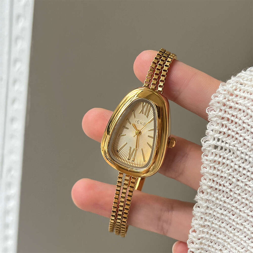 Designer New Snake Head Watch for Women Niche Design Design with Tassel Chain Ladies Quartz Watch Hot Sale