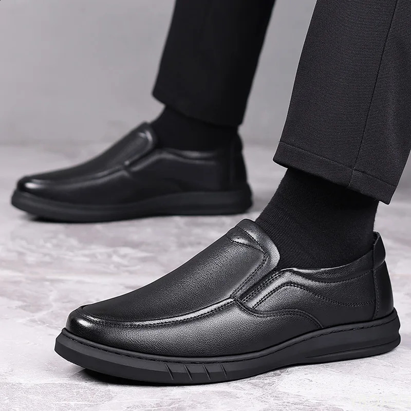 Casual Mens leather Shoes Summer soft soled dad shoe Versatile classic Male shoes Breathable genuine leather loafers Homme 251013