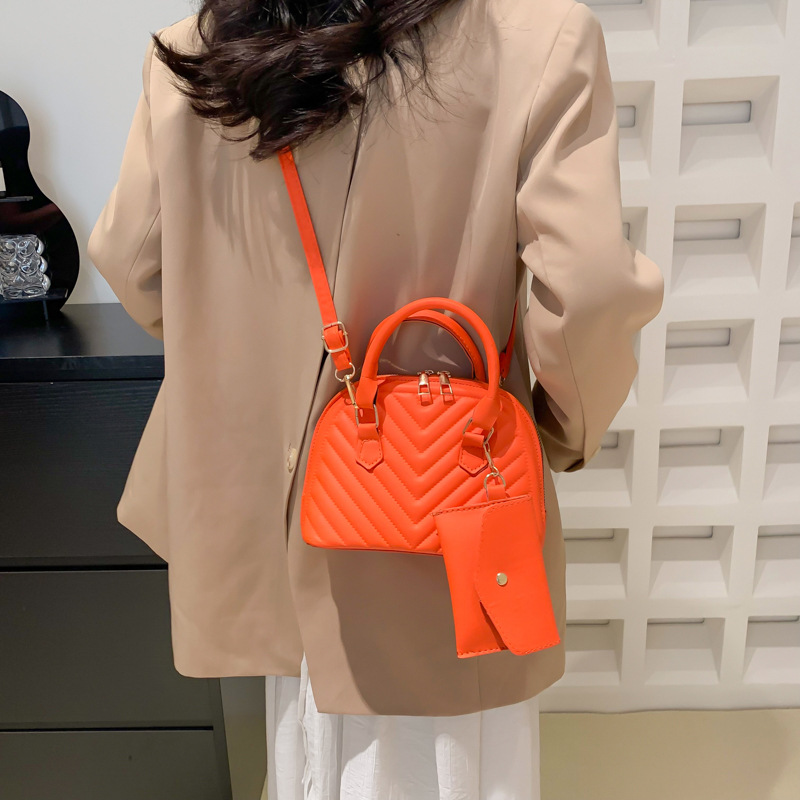 This Year's Trendy Handbag 2025 Summer New Fashion Women's Commuter Shoulder Crossbody Simple Shell Bag