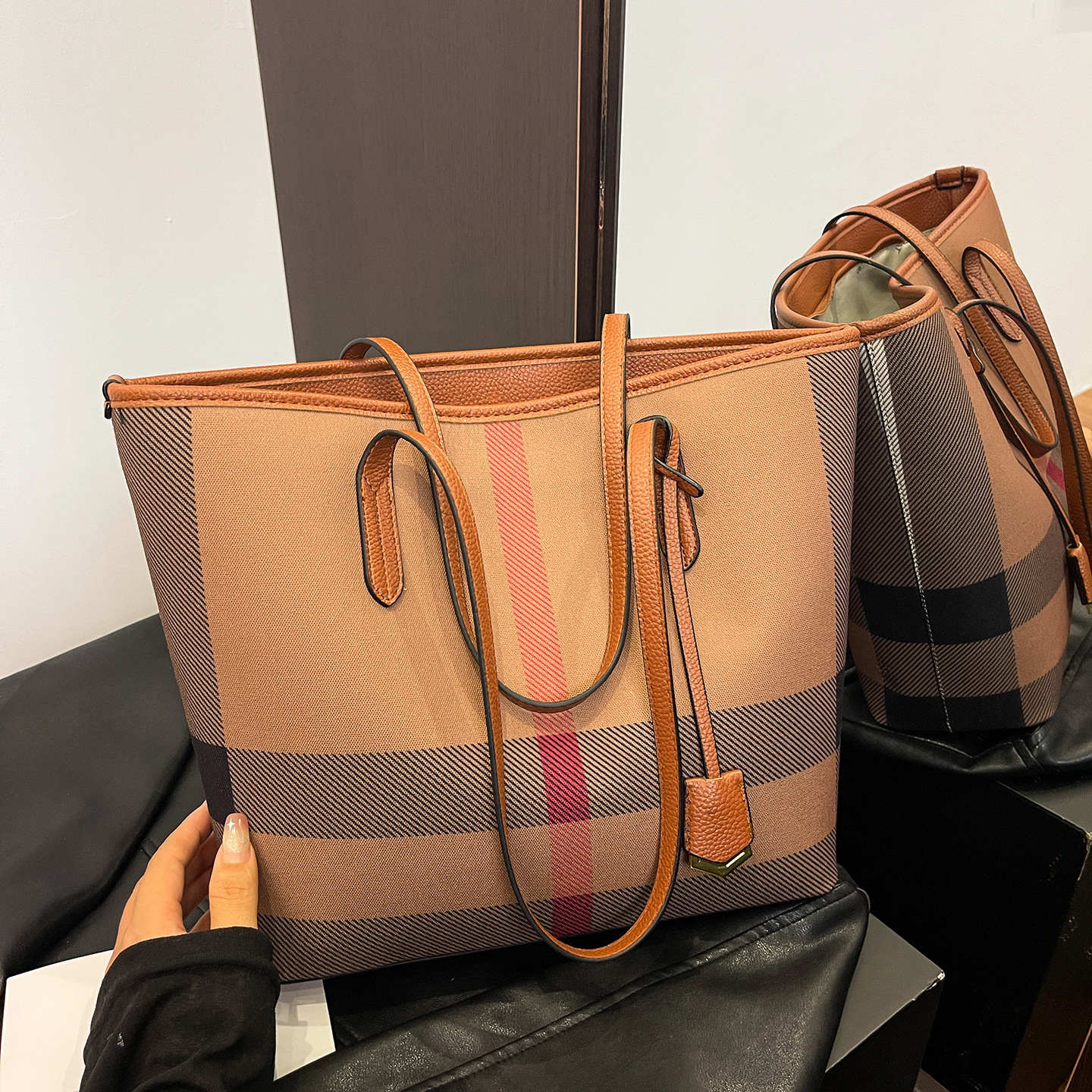 Designer bag 2025 new versatile large capacity tote bag for commuting leisure fashion women's handbags brown