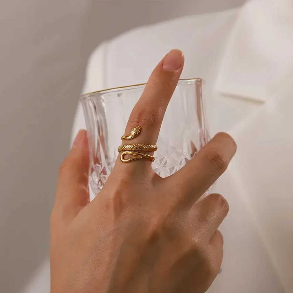 eManco Vintage Popular Hollowed Out Snake Adjustable Titanium Steel Ring Womens Classic Jewelry Holiday Gift J251020