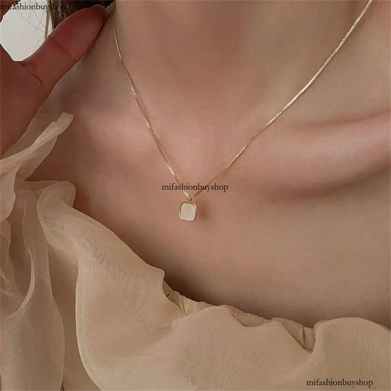 New fashion designer necklace for women, not fading, niche, high-end, light collarbone chain