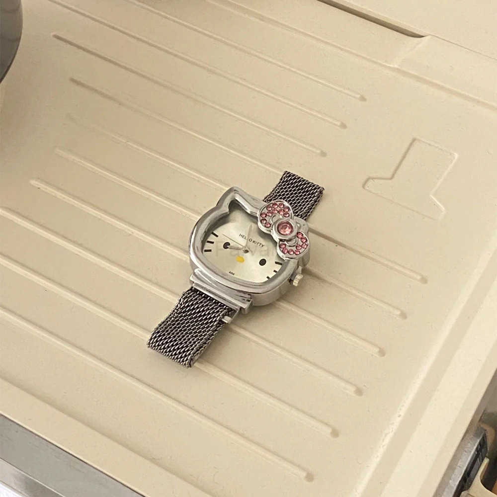 Sanrio Cute Sanrio HelloKitty Diamond Watch Fashion Kawaii Pink Woman Gold Sliver Metal Magnetic Couple Watche Girlfriend Birthday Gift L251020