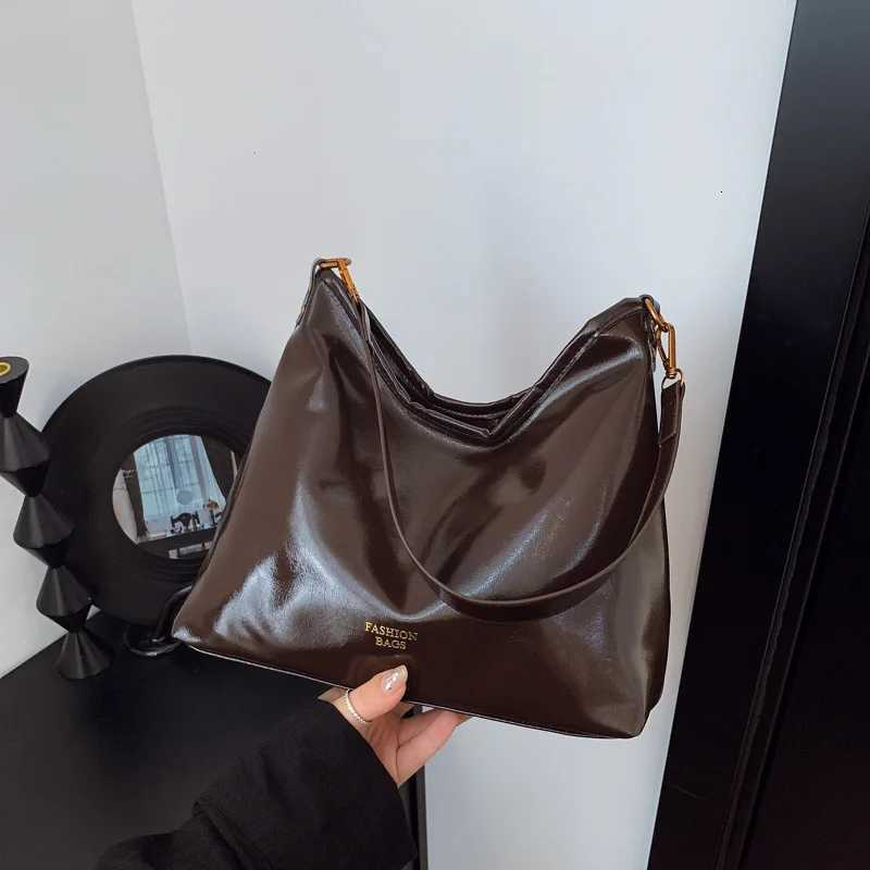 Vintage Large Capacity Bag for Women New Fashionable and Stylish Crossbody Bag Simple Texture Single Shoulder Tote BagsT251020