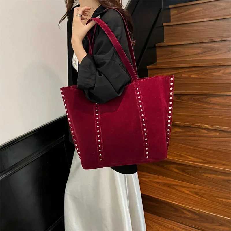 Suede Polka Dot Rivet Underarm Shoulder BagMetal Studded Sequine Tote BagWinter Large Capacity Solid Vintage Women HandbagT251020