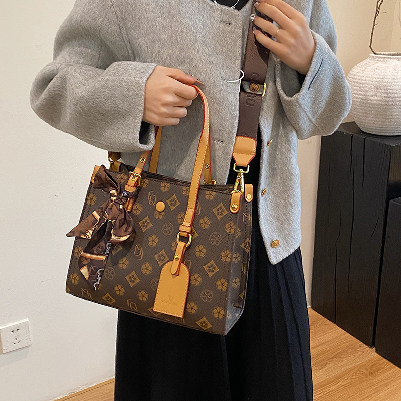 Free shipping Designer Patterned Tote Bag with Scarf Decoration Daily Occasion Wear Fashion Stylish Versatile Trendy Handbag