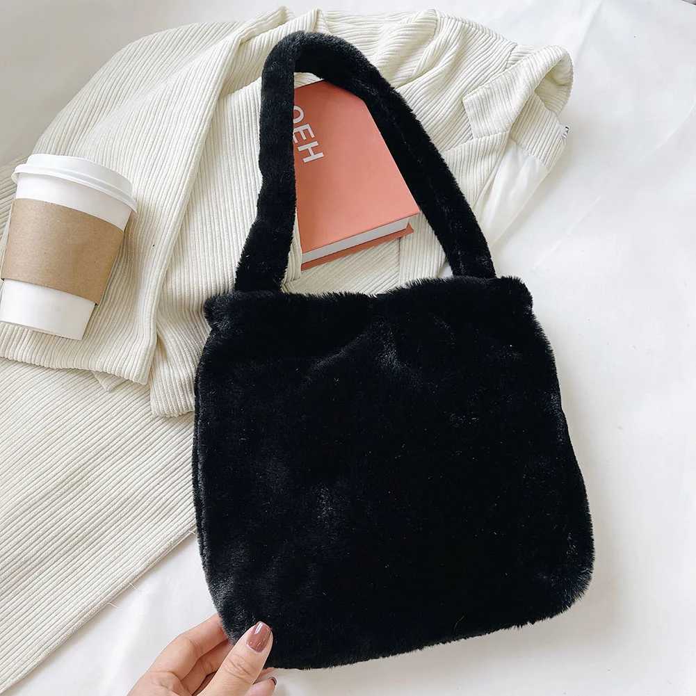 Women Fashion Plush Shoulder Bag Large Capacity Heart Fluffy Commuting Bag Furry Messenger Bag Casual Armpit Bag Daily Sling BagT251020