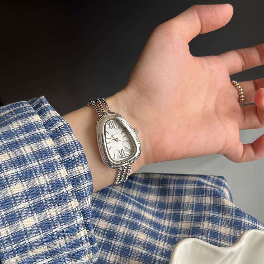 Designer New Snake Head Watch for Women Niche Design Design with Tassel Chain Ladies Quartz Watch Hot Sale