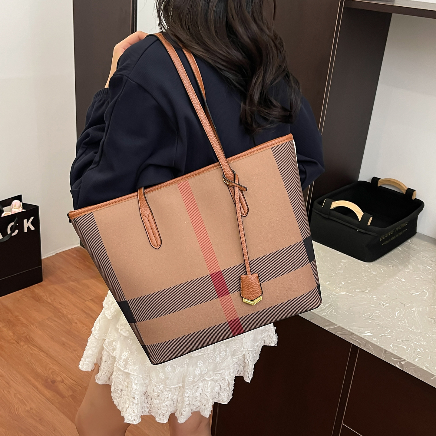 Designer bag 2025 new versatile large capacity tote bag for commuting leisure fashion women's handbags brown