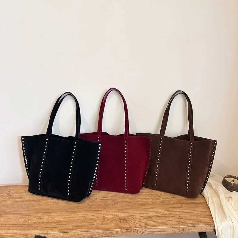 Suede Polka Dot Rivet Underarm Shoulder BagMetal Studded Sequine Tote BagWinter Large Capacity Solid Vintage Women HandbagT251020