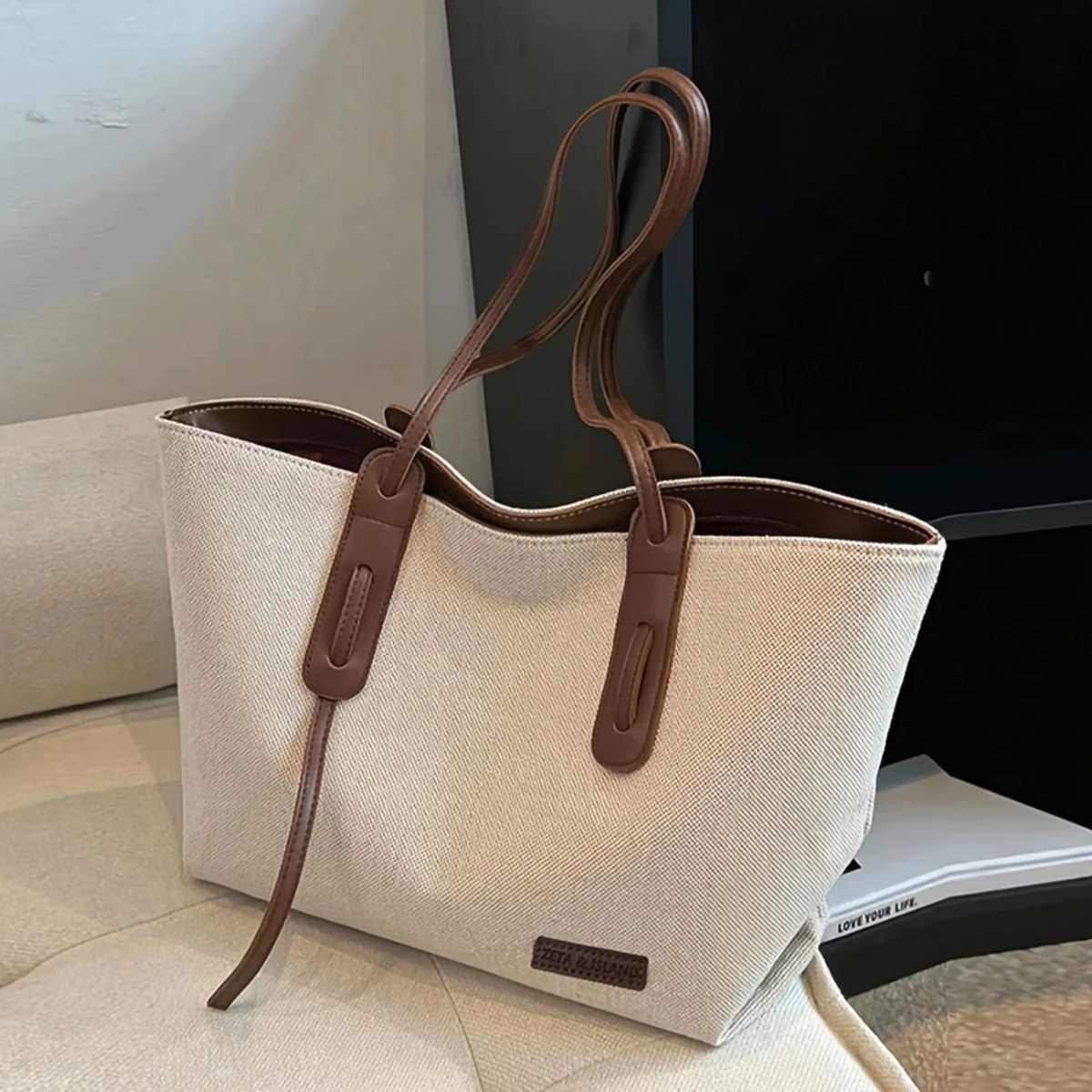 Fashionable simple largecapacity multifunctional commuter shoulder bag casual handbag with niche designT251020