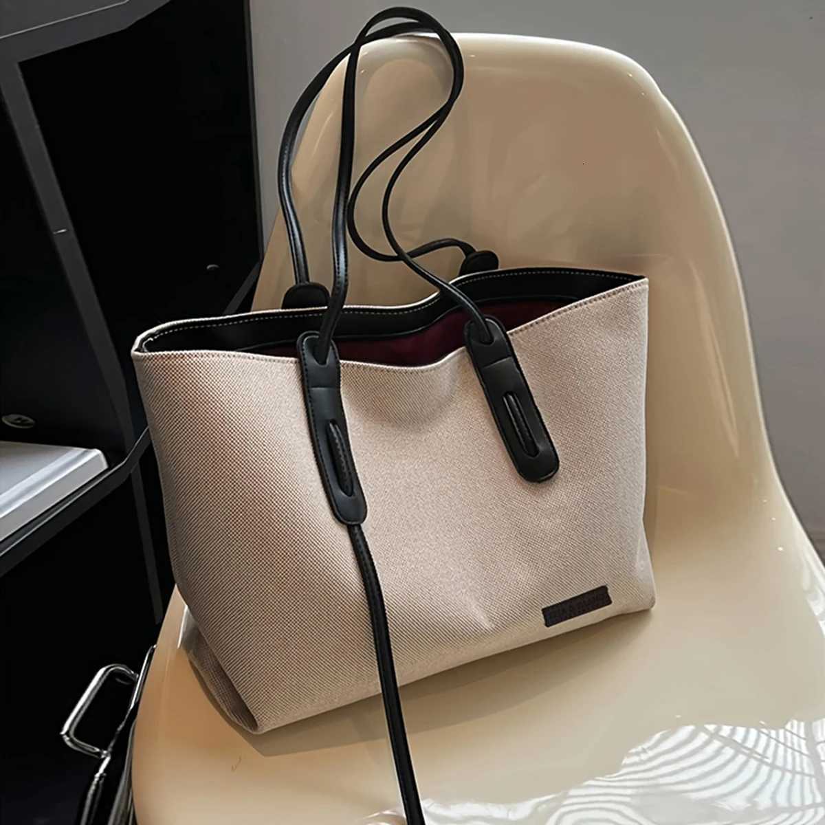 Fashionable simple largecapacity multifunctional commuter shoulder bag casual handbag with niche designT251020