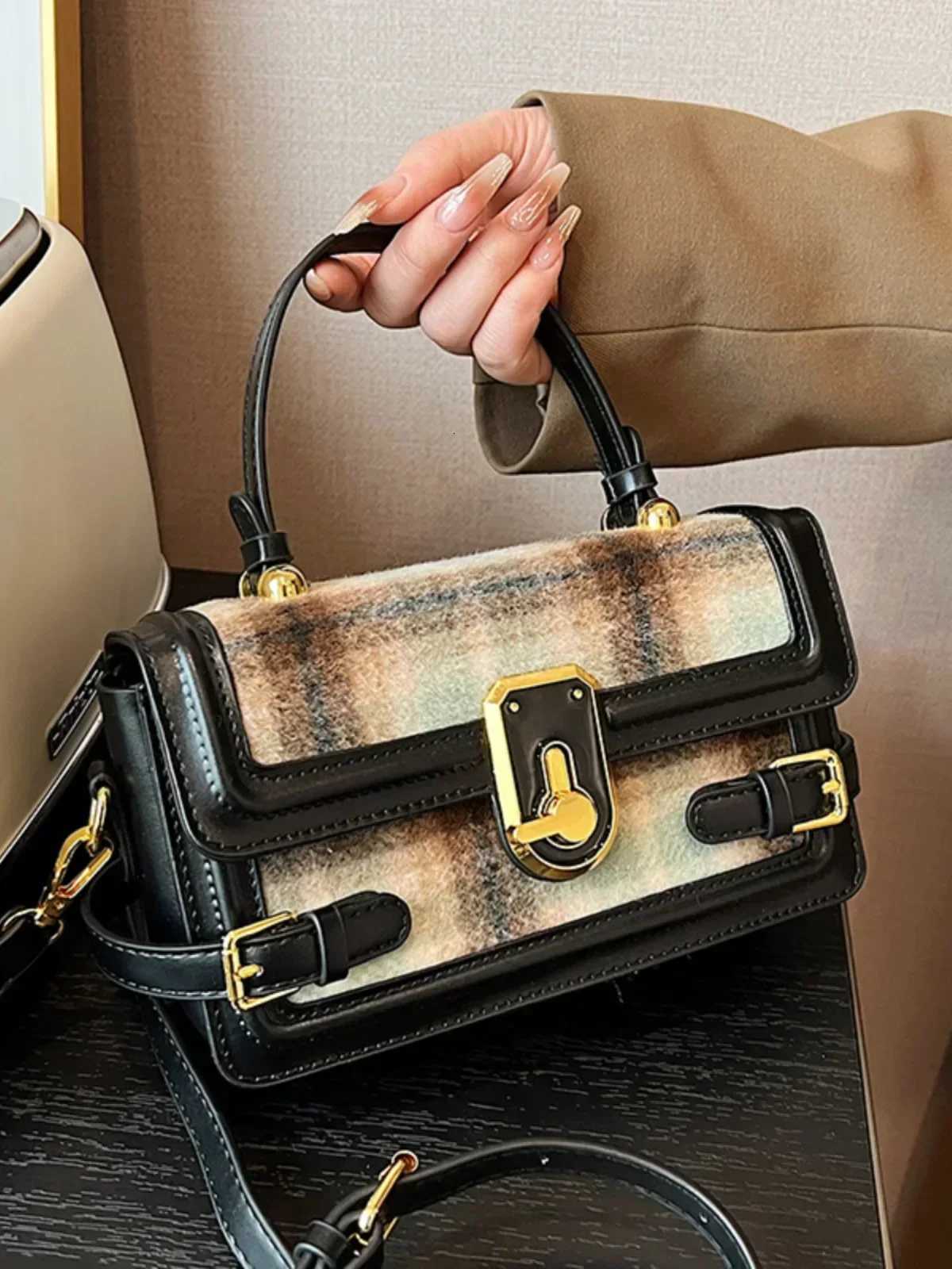 Autumn Winter New Contrast Color Woolen Bag 2023 New Womens Versatile Shoulder Crossbody Bags Fashion Commute Square HandbagsT251020