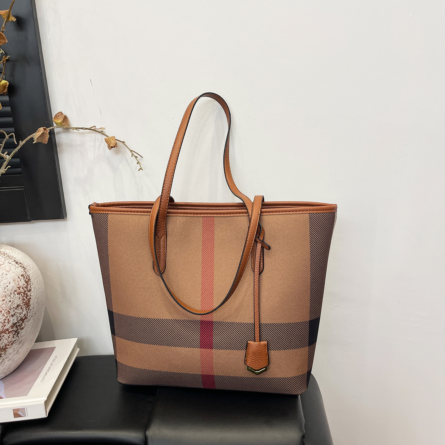 Designer bag 2025 new versatile large capacity tote bag for commuting leisure fashion women's handbags brown