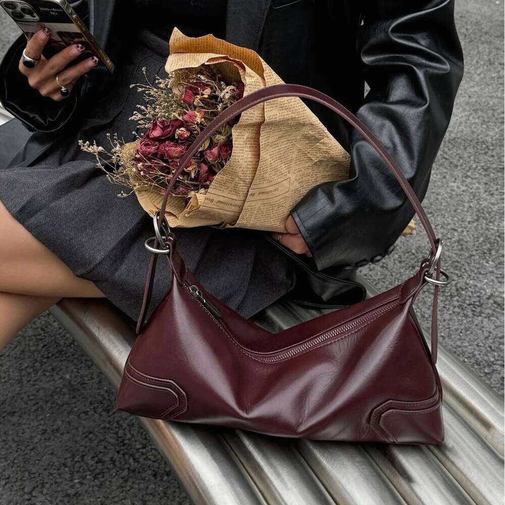 Top Layer Cowhide Handbag New Niche Design Genuine Leather Commuter Crossbody Fashion Vintage Women Armpit Shoulder Bag Suotong251020 Suotong1020