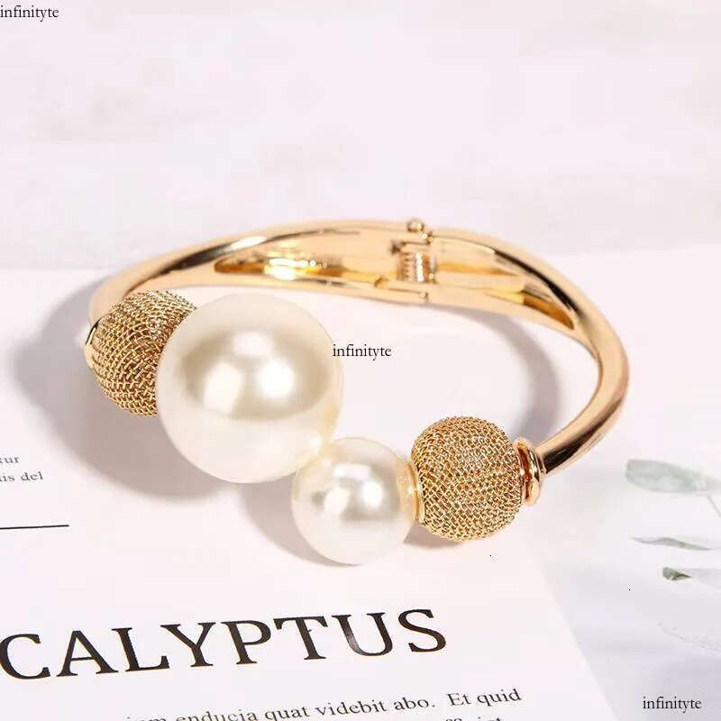 2024 Dainty Gold Plated Fashion Woman Bracelet Imitation Pearl Latest Bracelets Designs