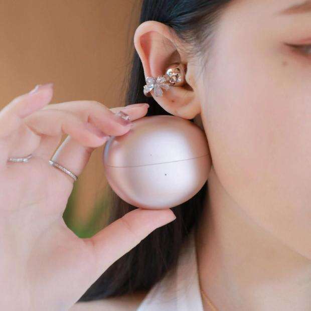 DHCollections--Full Dia Petal Clip for Women, Light Style, Niche Design Earphone Clip, High-End DIY Accessories