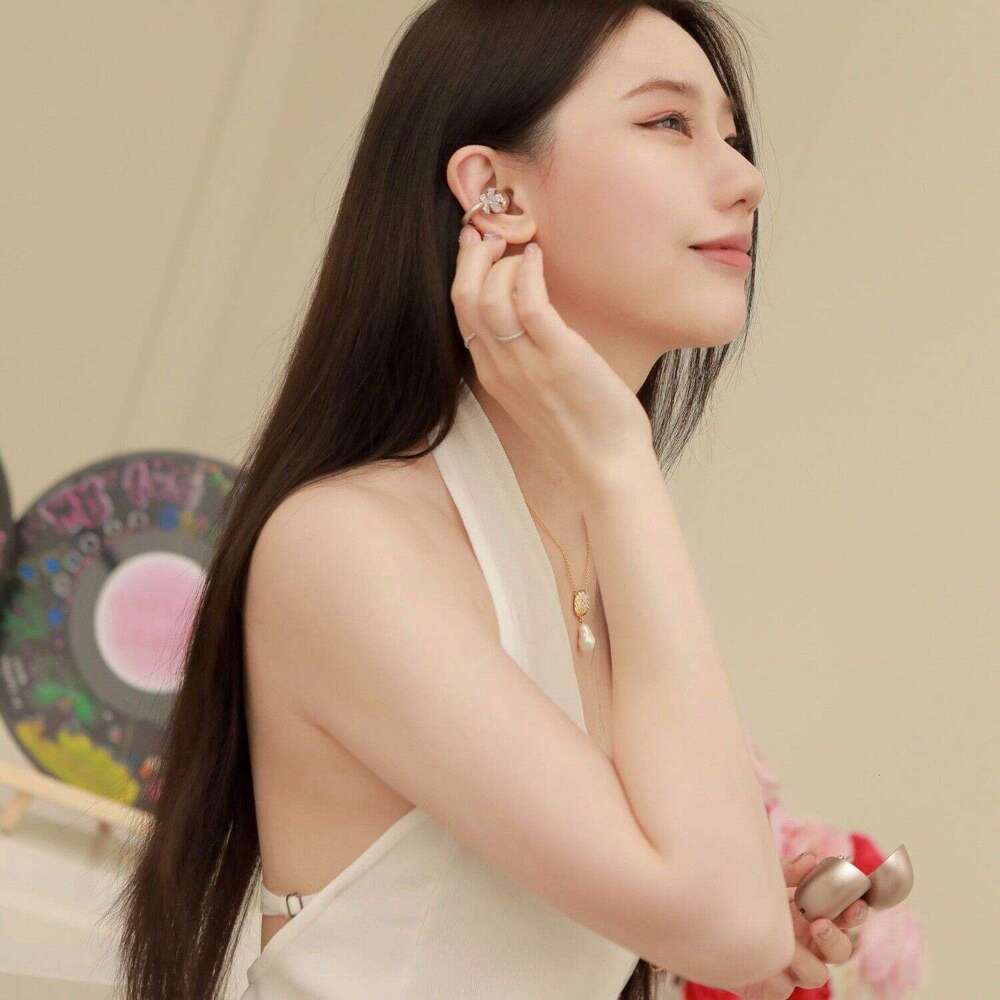 DHCollections--Full Dia Petal Clip for Women, Light Style, Niche Design Earphone Clip, High-End DIY Accessories