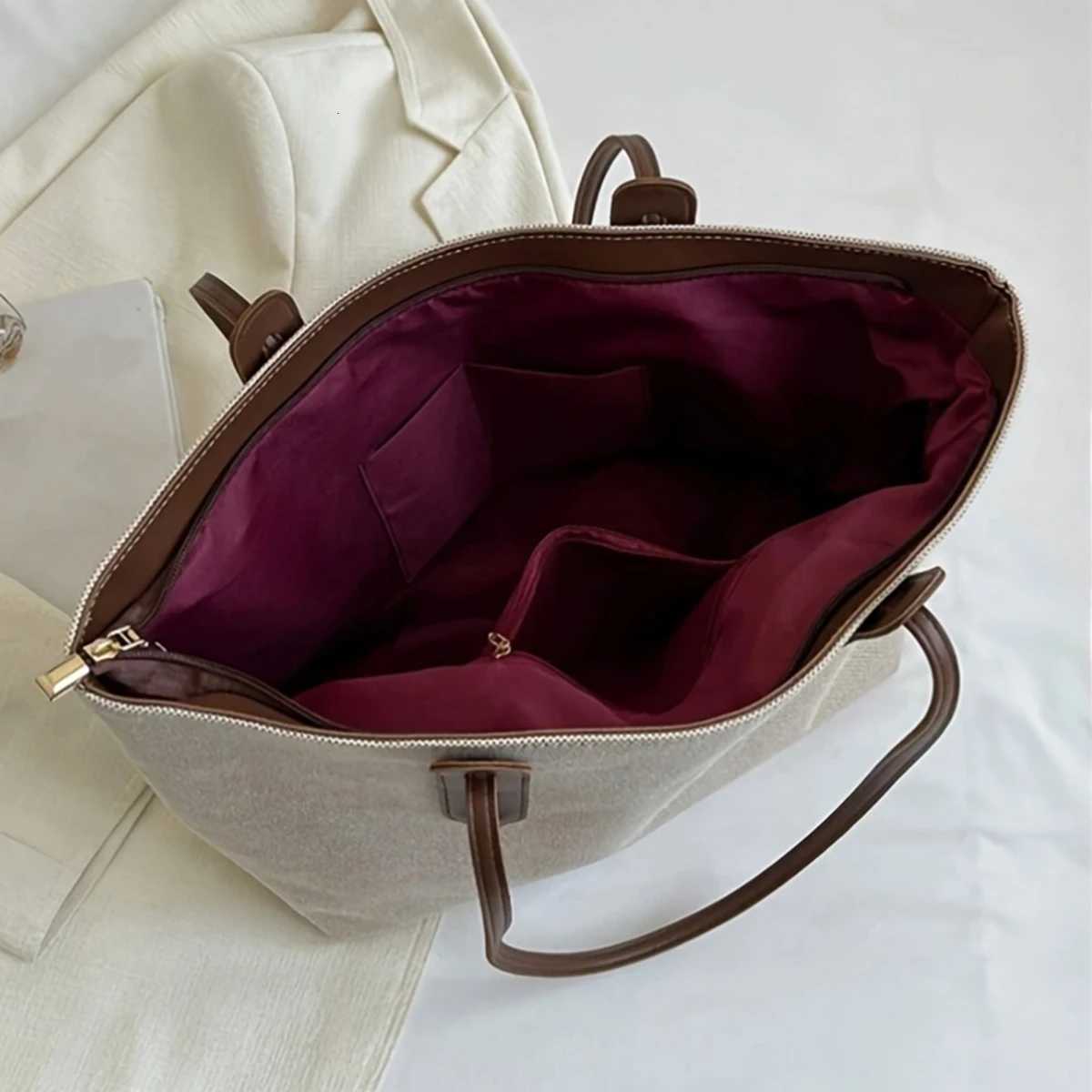 Fashionable simple largecapacity multifunctional commuter shoulder bag casual handbag with niche designT251020